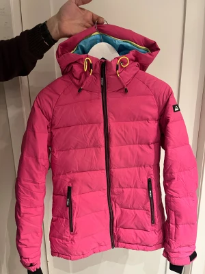Skidjacka i rosa - Rosa skidjacka från Mc KINLEY i storlek 36.     Fint skick!
