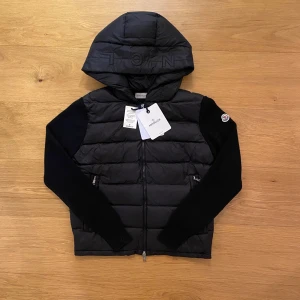 Moncler cardigan M - Moncler Cardigan storlek M helt ny skick påse tags och allt medföljer alla scans funkar HELT oanvänd