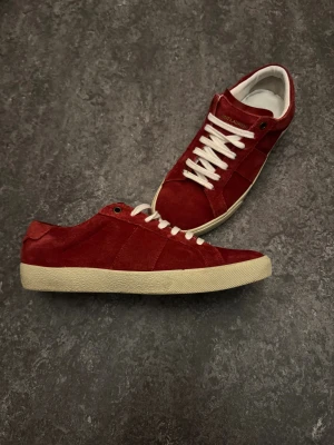 Saint Laurent skor - Extremt snygga röda saint Laurent skor i jätte bra skick! Model SL/01 och Storleken är 41 - men passar 42. Kontakta oss om du har några frågor, och priset är inte hugget i sten! Mvh: Saint;)