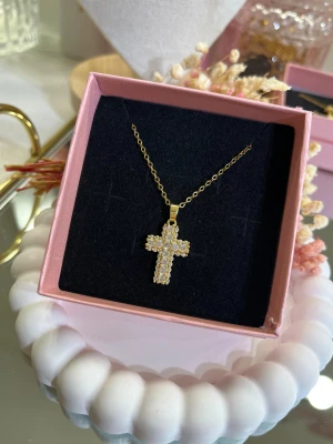 18k guldpläterad kors halsband - Väldigt fint kors i rostfritt stål, pläterat med 18k guld. Superfina detaljer med gnistrande zirkonstenar ✨hur fint som helst! Passar perfekt som julklapp eller födelsedagspresent.