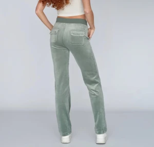 Gröna juicy - Snygga ljusgröna juicy. Byxorna har en rak passform och är perfekta för en chill och avslappnad stil. Skriv om ni vill ha bilder på 