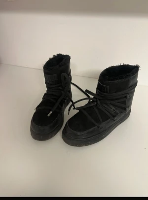 svarta skor - supersnygga svart skor ifrån h&m, dem liknar inuikkis, storlek 35!! har använt fåtal ggr eftersom att de varit försmå!! #skor #svartaskor #inuikkilookalike #plicksellout #sellout