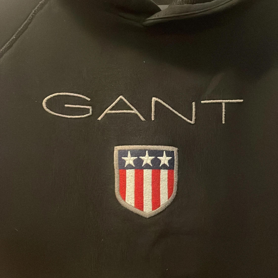 Svart hoodie från GANT med broderad logga - 2