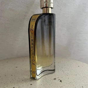 Reyane Tradition Insurrection II Wild - En helt otrolig herrdoft 90ml (se använd mängd, ca 10%) En kryddig och varm doft med noter av tobak, honung, patchouli, vanilj, kakao, ambra och labdanum. Förvarats svalt och mörkt. Säljes utan box. 