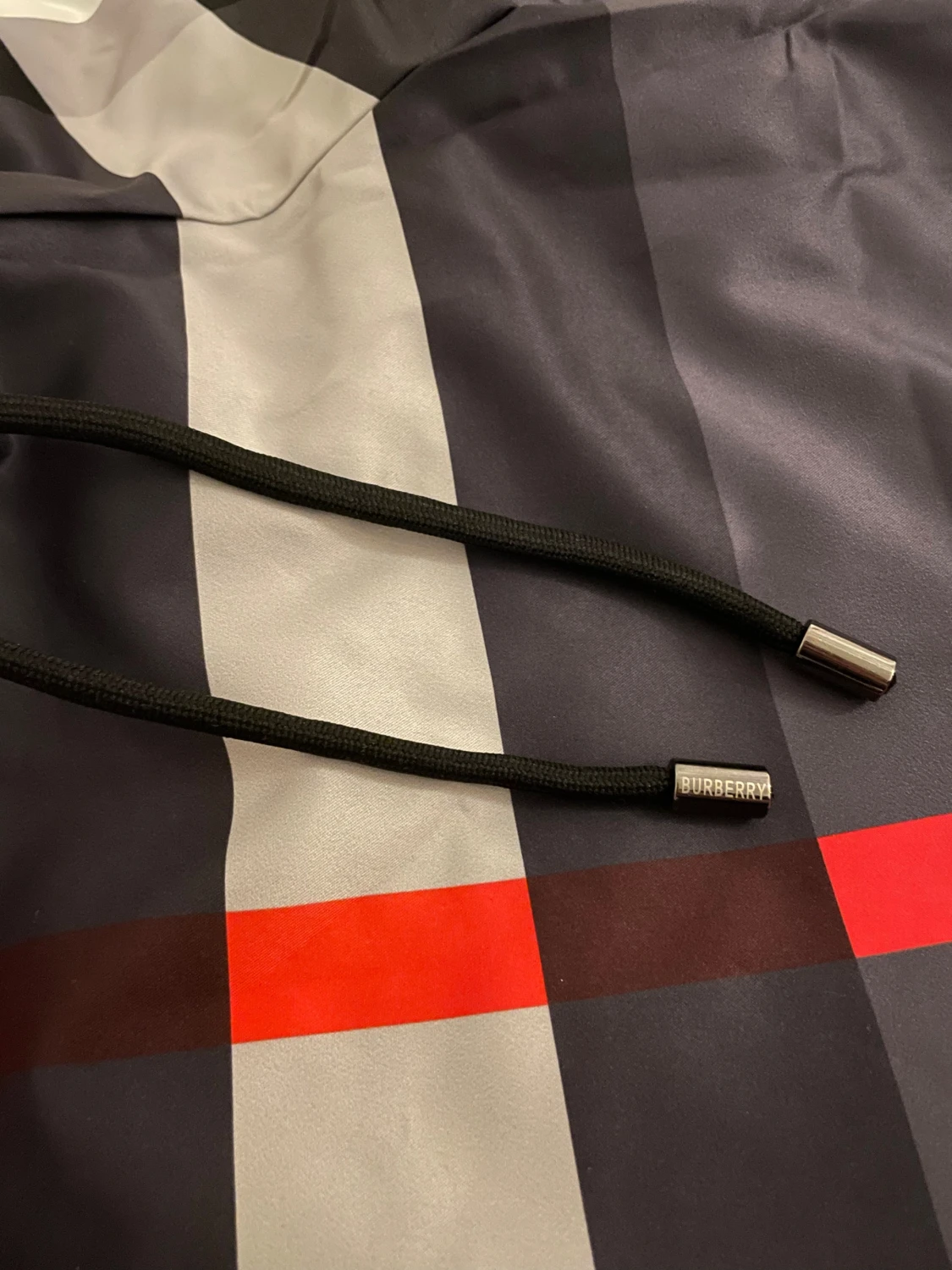 Rutig Burberry badshorts med snörning - 3