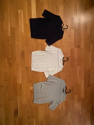 Tre stickade toppar i tre färger - Säljer tre stilrena stickade toppar från lager 157 i marinblått, vitt och ljusgrått. 