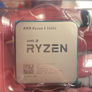 AMD Ryzen 5 5600G - En amd ryzen 5 5600g, skickar i en annan förpackning så att den ej skadas. Knappast använd. Men fungerar exakt som en ny. Inbyggd grafik.