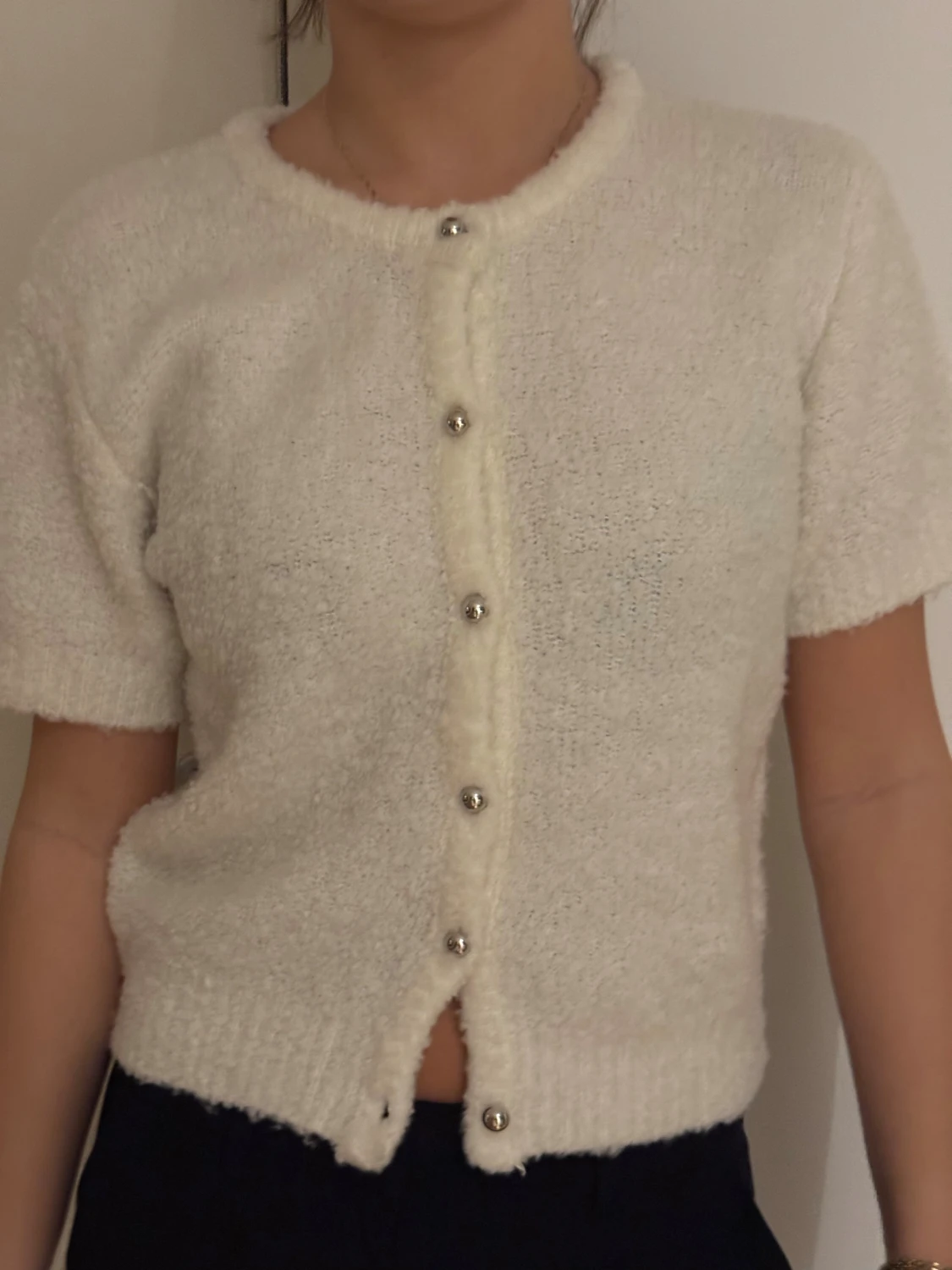 Vit kortärmad kofta med knappar