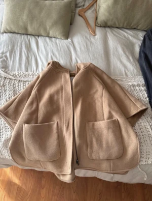 Poncho från Zara  - Suuuper snygg och populär poncho från Zara i storlek 164 ☺️ 