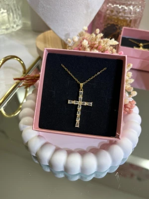 18k guldpläterad kors halsband - Väldigt fint kors i rostfritt stål, pläterat med 18k guld. Superfina detaljer med gnistrande zirkonstenar ✨ hur fint som helst! Passar perfekt som julklapp eller födelsedagspresent.