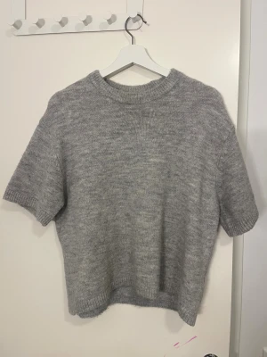 Grå stickad tröja Gina Tricot XS - grå stickad tröja från Gina Tricot i storlek XS. Tröjan är knappt andvänd💕
