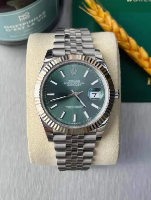 Role Green Datejust - In excellent condition. Brand new with box. The price can go lower without box. Fast shipping 😊