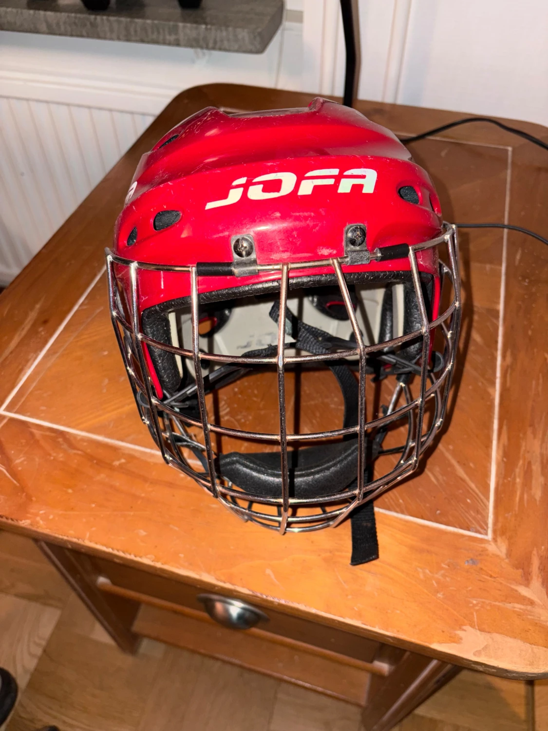 Röd hockeyhjälm Jofa med galler - 1
