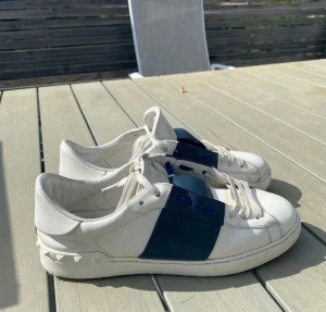 Valentino Garavani open skor - Säljer dessa fina valentino skor. Storlek 44 men passar jätte bra 43 även. Jätte bra skick inga skador postar direkt vid köp. Skorna bara inte box!!!