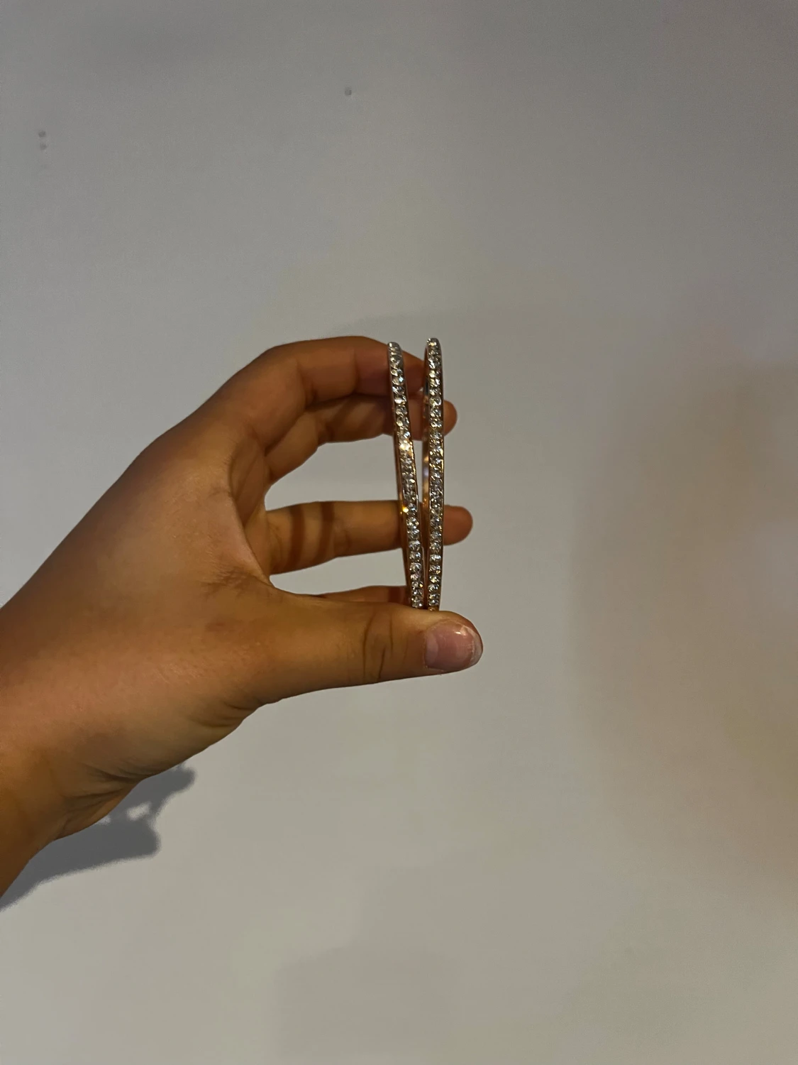 Stora silvriga hoops med stenar - 1