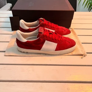 Valentino Flycrew - Valentino Flycrew stl 42 passar även 43. Alla nitar nitar består👏. Skriv vid funderingar eller frågor. 