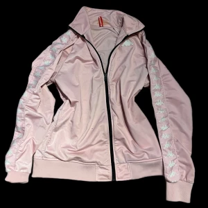 Kappa Zipup Hoodie - Skit fet kofta men använder aldrig den, knappt använd, super bra skick som ny!!<3