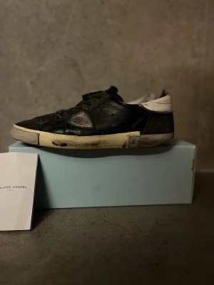 Philip modell  - Tja, Tänkte lägga ut dessa Philip modell som är i storlek uk8! Skorna 👟 behöver reparationer vid sulan och sidan för att kunna vara fullt användbara till vardags🤩Sulan har gått igenom och det har blivit hål vid skinnet och sulan. Vid frågor angående skicket tveka inte!!! 