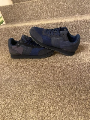 Hugo boss skor  - Väldigt feta och bekväma Hugo boss skor, dem är i nyskick och säljer dem eftersom dem it passar mig. Priset kan diskuteras vid snabb affär, Byte accepteras 