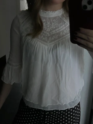 Superfin blus - Blus som är köpt på vinted, vet tyvärr inte det ursprungliga märket. Står ingen storlek men passar mig som har xs/s. Använd fåtal gånger