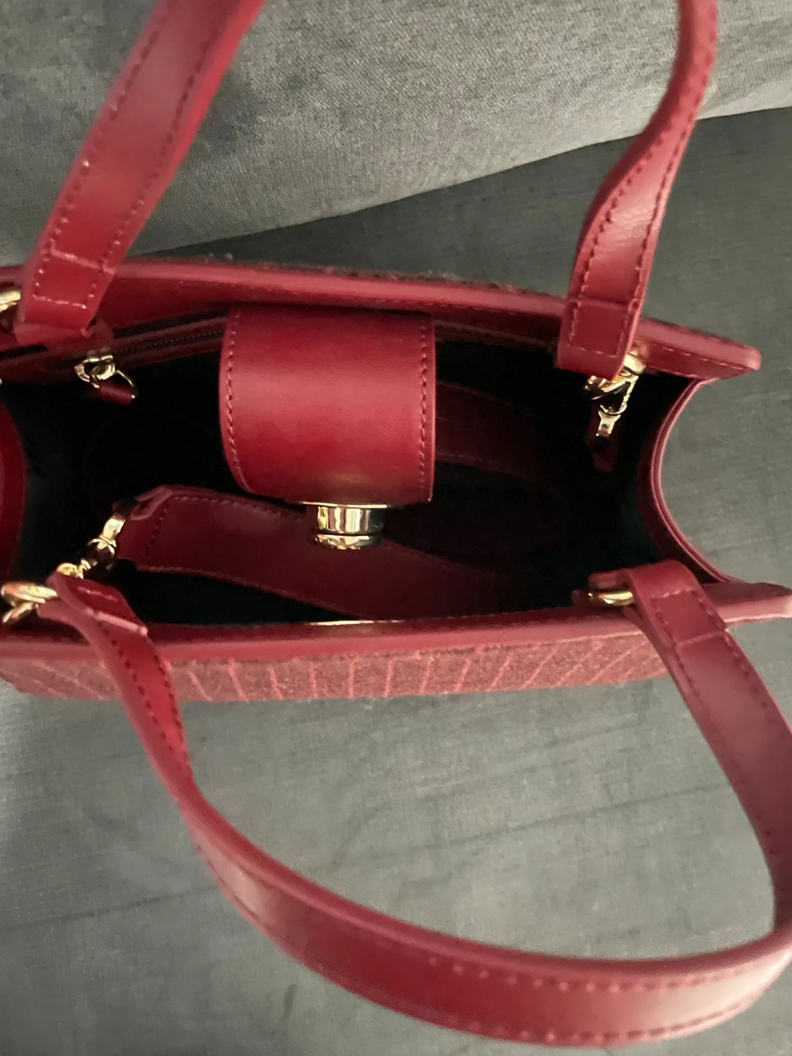 Randig röd handväska med gulddetaljer - 1