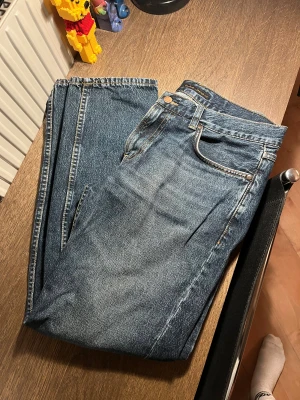 Nudie Jeans Fin Tvätt - Säljer dessa för de har blivit för små. Ett par shyssta gritty jackson jeans från Nudie. De har en fräsch tvätt som passar till allt. Inga defekter på jeansen, prima skick. 
