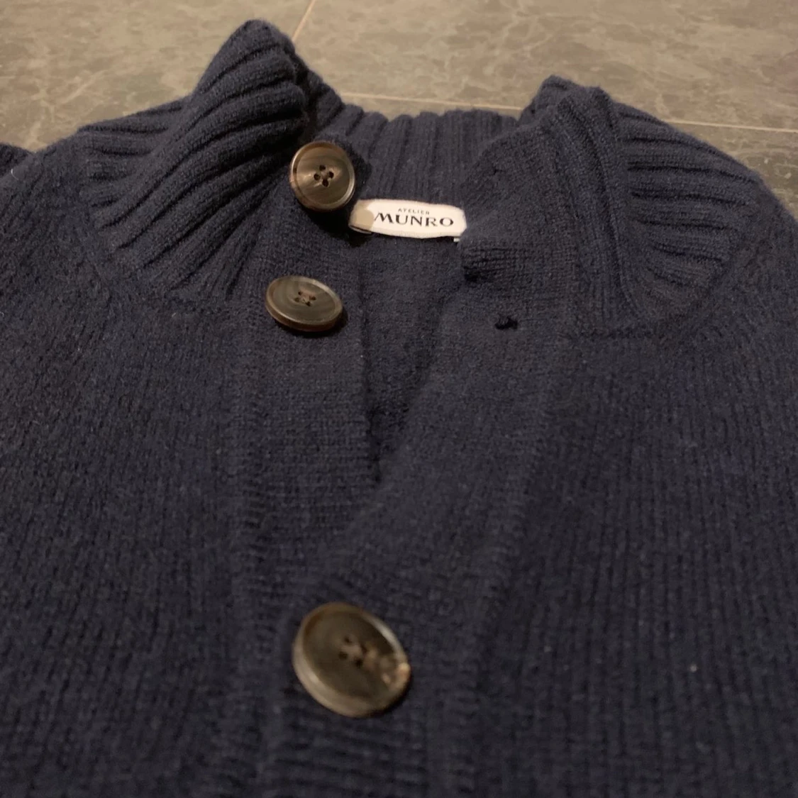 Mörkblå stickad cardigan  - 1