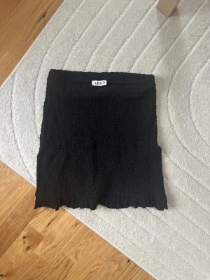 Minikjol från Edited - Kjolen är i nyskick och har varit väl omhändertagen. Anledningen till att jag vill sälja den är för att den inte riktigt är min stil. Kjolen kostade ursprungligen över 500kr.