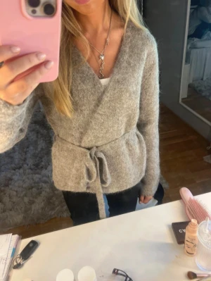 Kofta selected femme - Några av bilderna är lånade av förra säljaren! Säljer en kofta då den inte kommer till användning längre. Den har ett litet ihopsytt hål i högra ärmen (se bilder) alpacka!