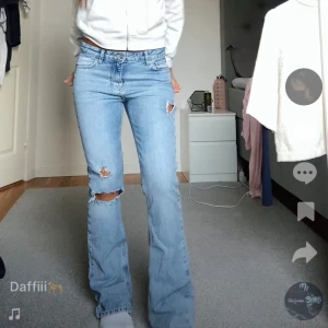 Jeans med hål - Suuperfina jeans med hål!! Inga defekter alls, tryck gärna på köp nu❤️❤️❤️