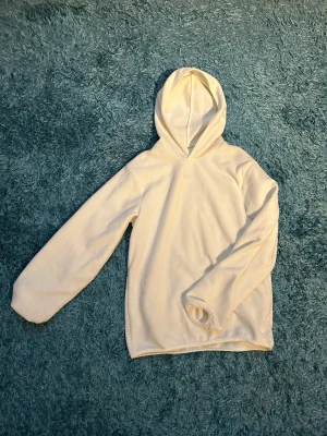 Hoodie från Zara - En riktigt snygg och skön hoodie ifrån Zara i färgen vit/creme. Storlek S. Knappt använd så skicket är väldigt bra.