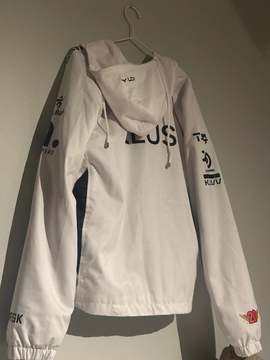 Vit vindjacka T1 x Mercedes Zeus - 4