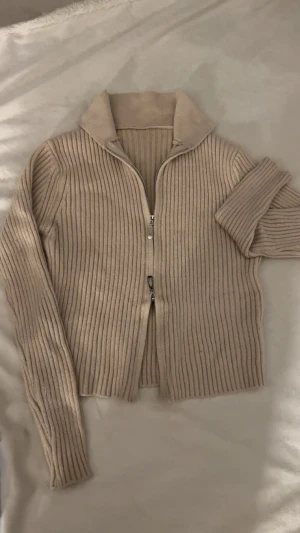 Stickad tröja med dragkedja- beige  - Den passar till allt och är perfekt nu till vintern 