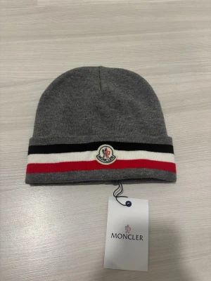 Mössa helt ny  - Aldrig använt, mycket snygg och skön att ha på sig hör av er!