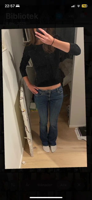 Mörkblåa lågmidjade bootcut jeans  - Jättesnygga lågmidjade bootcut jeans från Zara. De är stretchiga och passar mig som är 172cm. Tyvärr har de hål mellan benen/insida lår, se bild 4, men det går säkert att laga! De säljs inte på Zara längre. De är även lite slitna längst nere på benen men det är ingen man tänker på🥰💗