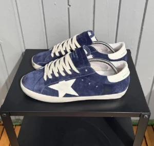 golden goose - jätte bra skick inte använd en gång kan har kvitto att jag köpte den för 3000kr men vill inte ha den och tror att den går för 2000kr nu för tiden 