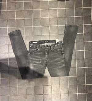 Jack and Jones jeans  - Säljer dessa feta Jack and Jones jeans i storlek W31 L32 i modellen slimfit/glenn, jeansen är svin snygga och sitter perfekt, priset är inte fast utan går att diskutera!