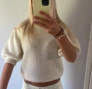 Stickad puffärm tröja - Jätte skön stickad tröja med puffärmar från vero moda! Använt fåtal gånger och är i bra skick💓