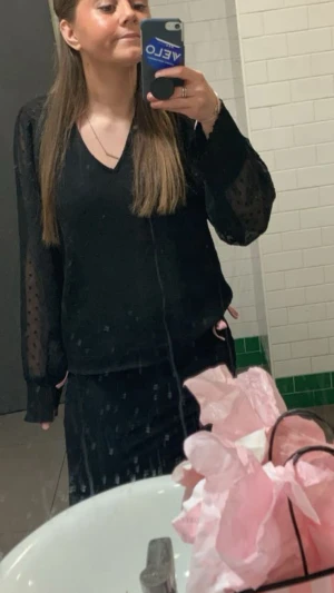 Svart tröja  - Stolek s jätte fin tröja 