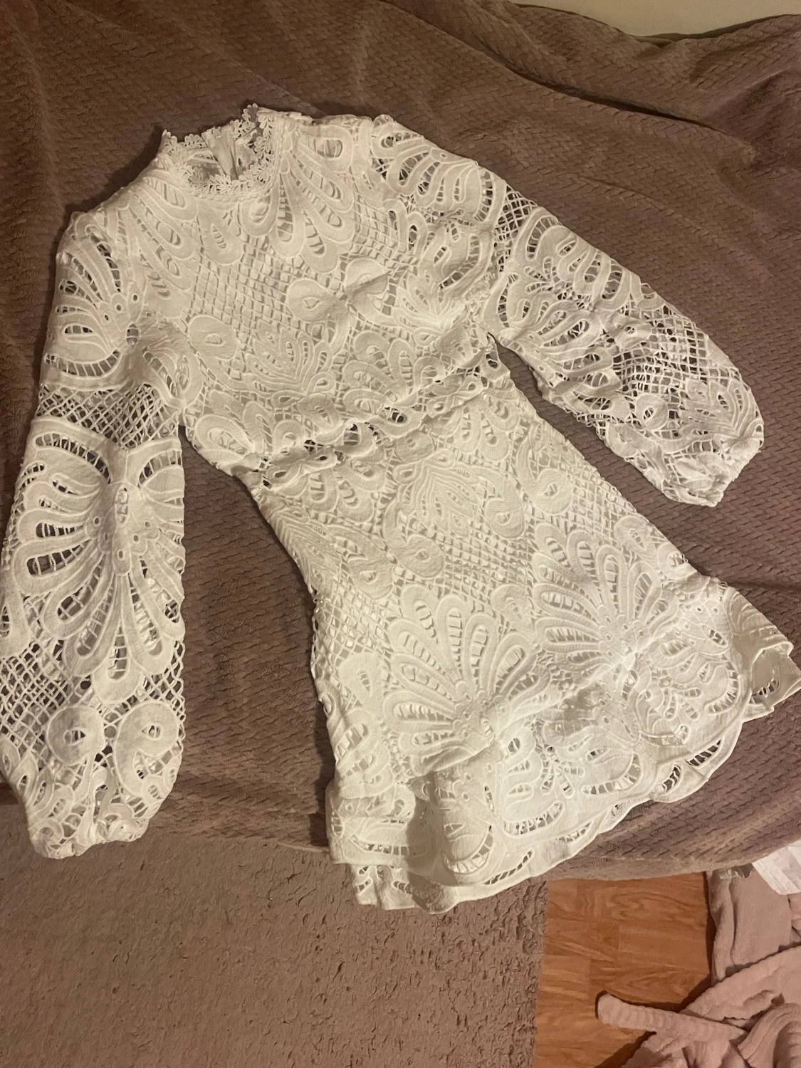 Vit spetsklänning med volang - 3