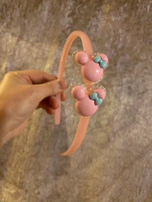 Söta diadem med musöron och rosett - Färgglada diadem i plast med två dekorationer formade som musöron och rosett. Finns i rosa med mintgrön rosett och ljusblå med ljusrosa rosett. Perfekt accessoar för att piffa upp din look med en lekfull touch.  35kr/st , helt ny 