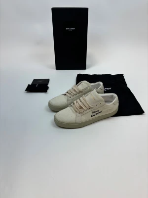 Saint Laurent Skor  - Hej! Säljer nu dessa snygga och eftertraktade Saint Laurent SL/06 skor! Storlek 41! Skick 9,5/10 (inprincip helt nya, endast testade) ny pris= 7000 kr, säljs för 2299 kr! OG tillkommer vid köp