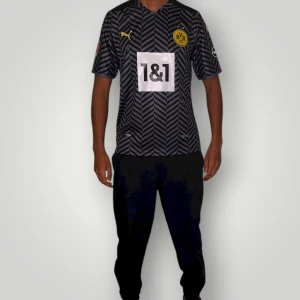 Dortmund Haaland 9 strl S - Helt ny. Fin replika med hög kvalitet. Modellen är 175cm lång. Normal i passform. Pris: 349kr. Först till kvarn som gäller. Skickas direkt inom 24h