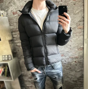 J Lindeberg dunjacka  - Säljer denna riktigt snygga j Lindeberg puffer jacketen i mycket bra skick inga defekter för dragkedjans dragrem har lossnat men det går att fixa enkelt hemma!⭐️Storlek M passar M!🤝Nypriser ligger på 4000kr!👍Hör gärna av er om ni har funderingar!🙌