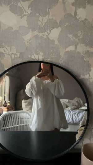 Studentklänning  - Säljer en superfin vit studentklänning med offshoulder och ballongärmar. Klänningen har en något lösare passform & massa fina detaljer både på ärmarna & i ryggen. Har används 1 gång enbart. 