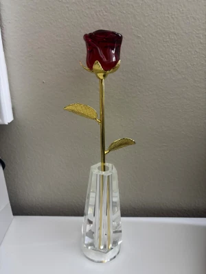 Prydnadsros av glas  - Prydnadsros av glas. Helt ny i förpackning. Nypris 400 kr