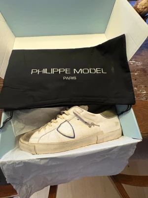 Philippe model Paris sneakers  - Säljer mina Philippe Model-sneakers i storlek 44. De är i bra skick med bara små, vanliga tecken på användning. Väldigt bekväma och stilrena. passar både till vardags och mer uppklädda outfits. Den enda defekten som finns, sitter på vänster sko på hälen som ni kan se på bild 4. Pris kan diskuteras.