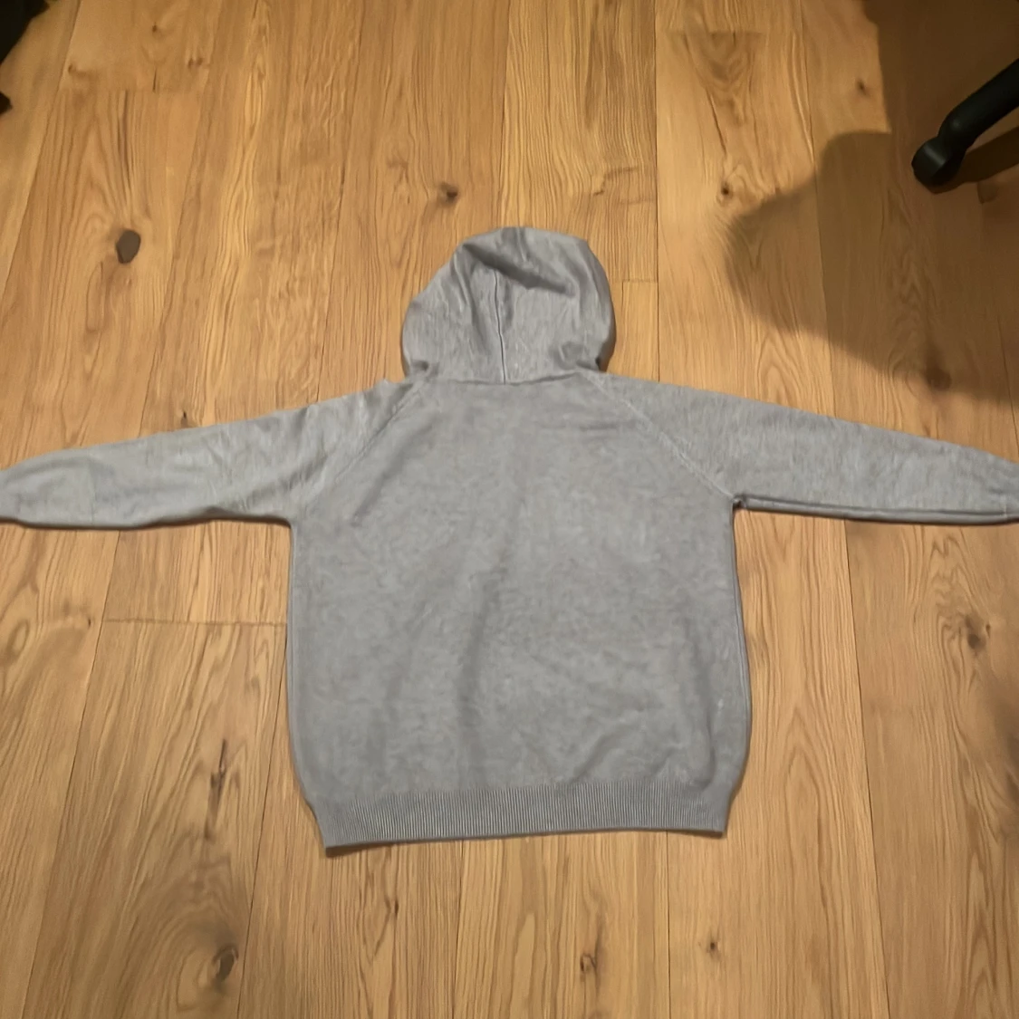 Ljusgrå hoodie med huva och snörning - 3