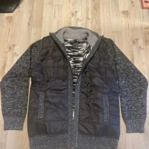 Grå fodrad stickad cardigan - Otroligt fet fodrad stickad cardigan. Perfekt till kallare väder. Modellen är 180cm, 74kg.