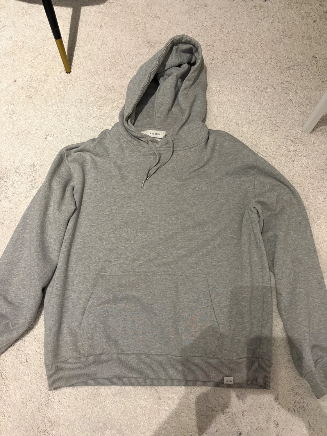 Grå hoodie från Les Deux